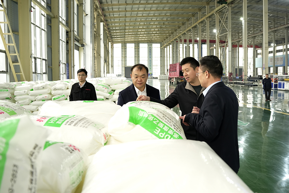 新疆和田地區(qū)策勒縣委副書記、組織部部長李雷，和田商會會長崔學海，新疆駐皖工作組主任張新等一行蒞臨豪家股份考察交流